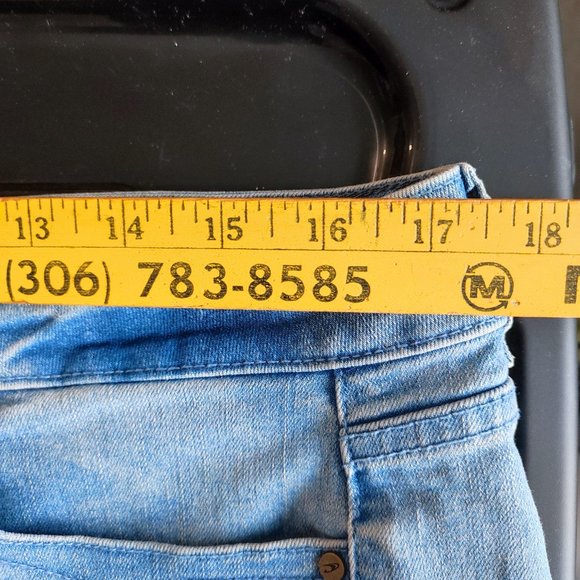 O'Neil jeans short washed distressed blue women's waist 17.5" - Picture 5 of 8